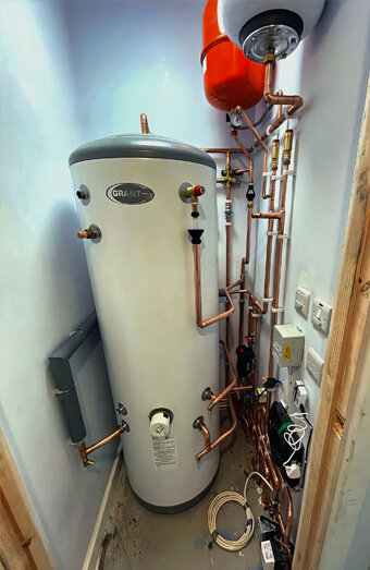 https://maylandshotwater.com.au/uploads/2025/06/gas-hot-water-system-11703.jpg