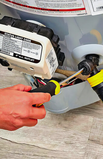 https://maylandshotwater.com.au/uploads/2025/06/hot-water-servicing-70528.jpg
